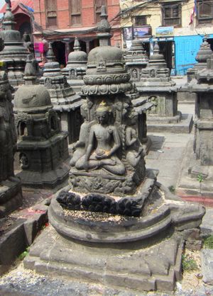 네팔에 있는 네 명의 부처가 새겨진 링가-요니