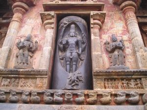 링고드바바는 시바가 링가(무한한 불의 기둥)에서 솟아오르는 모습을 묘사한 샤이바 분파의 상징으로, 시바가 트리무르티 중 가장 으뜸임을 보여준다. 왼쪽에 브라흐마, 오른쪽에 비슈누가 중앙에 있는 시바에게 절하는 모습이 그려져 있다.