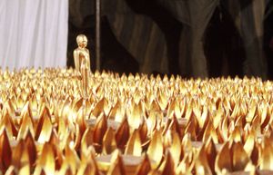 리샤바나타가 모든 것을 아는 깨달음을 얻은 후 연꽃 위를 걷는 모습