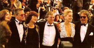 트리플혼(가장 왼쪽에 있는 사람)이 1992년 칸에서 원초적 본능 출연진과 함께 찍은 사진