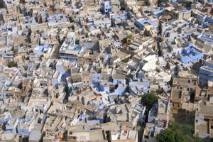 푸른 도시. 벽이 파란 이유는 해충 방제를 위해 화학 페인트를 칠했는데 파란색으로 변색되었기 때문이다. 원래는 연녹색 벽이었다.