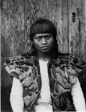 타이완 원주민이 구름표범 가죽을 걸치고 있는 모습. 일본 인류학자 도리이 류조(Torii Ryūzō)가 촬영.