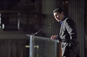 2006년 10월 로스앤젤레스에서 열린 필리핀계 미국인 도서관 정신상 시상식 및 만찬 갈라에서 연설하는 필립스