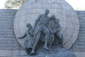 앙드레 마지노 기념비, 베르됭 (조각상 세부 묘사)