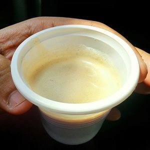 요리의 향신료로 사용될 뿐만 아니라, 방글라데시, 인도, 네팔, 파키스탄에서는 계피로도 향을 낸 카다멈 차가 따뜻한 음료로 즐겨 마신다.