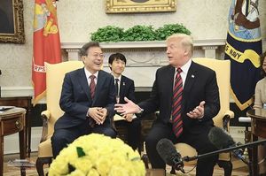 2018년 5월 한미정상회담 당시 두 정상이 북한의 비핵화를 위한 회담을 진행하는 모습