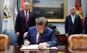 2018년 5월 한미정상회담에서 문재인 대통령이 서명하는 것을 트럼프 대통령이 뒤에서 지켜보는 모습