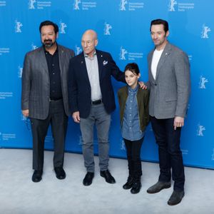 왼쪽부터: 제임스 맨골드, 패트릭 스튜어트, 킨, 그리고 휴 잭맨이 2017년 베를린 국제영화제에서 로건을 홍보하고 있다.