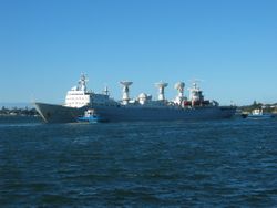 2005년 10월 27일 뉴질랜드 오클랜드에 정박한 원왕 2호. 원왕 2호는 항해 후 보급을 받고 있었으며, 선저우 5호 발사를 지원했다.