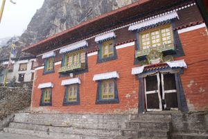 타메(Thame) 곰파(Gompa)는 네팔에 있는 수많은 셰르파 사원 중 하나이다.