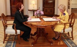 2010년 6월 24일 퀸틴 브라이스(Quentin Bryce)에 의해 총리로 취임 선서하는 질라드