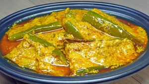 샤르세 바이간(겨자와 가지로 만든 독특하고 맛있는 매운 앙기카 요리)