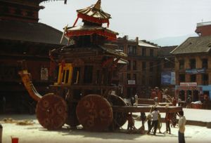 바크타푸르의 비스카 자트라 축제 기간 중 행렬로 끌려가는 수레