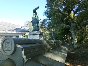 구루리성지자료관 앞(니노마루)에 서 있는 아라이 하쿠세키 동상(2012년 촬영)