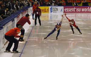 2007-2008 시즌 월드컵에서 스케이트 선수들과 코치진