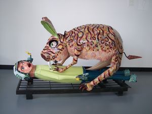 위스콘신주(미국) 출신 빌 레이드가 만든 2004년 작품, 페인트칠된 강철로 만든 토끼가 우주비행사를 먹는 모습 조각상