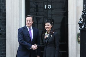 2012년, 영국 총리 관저 10번가에서 데이비드 캐머런 영국 총리와 함께 있는 잉락 친나왓 총리