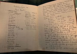 에딩턴이 태양 주위 빛의 곡률에 대한 관측 결과를 발표하고 아인슈타인의 일반상대성이론을 확인한 케임브리지 ∇2V 클럽 회의의 회의록. "일반적인 논의가 이어졌다. 회장은 83차 회의가 역사적인 회의였다고 말했다"는 내용이 포함되어 있다.