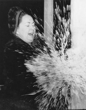 마거릿 미첼 마쉬(1944)가 USS 애틀랜타(CL-104)호의 명명식을 진행하고 있다.