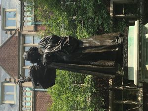 조지 휫필드 목사 동상은 이전에 미국 펜실베이니아주 필라델피아에 있는 펜실베이니아 대학교 캠퍼스에 있었다.