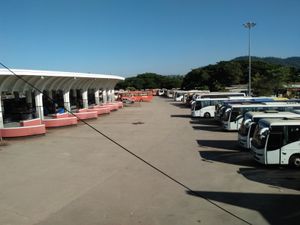 구와하티 루프낫 브라마 주간 버스 터미널(ISBT)에 서 있는 버스