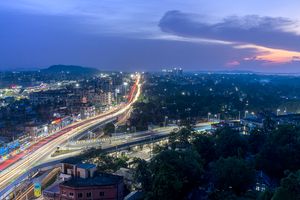 구와하티 말리가온 지역에 위치한 닐라찰 고가도로는 아삼에서 가장 긴 고가도로 중 하나이다.