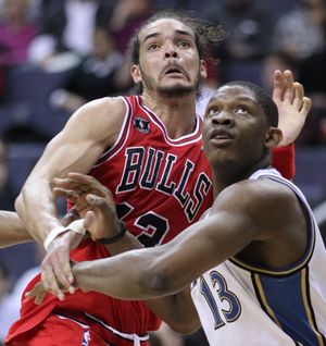 2011년 2월 불스 시절의 노아, 케빈 세라팡 (워싱턴 위저즈)과 경합 중