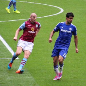 2014년 9월, 첼시와의 경기에서 아스톤 빌라 소속으로 뛰는 센데로스