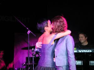 2005년 10월 모스크바에서의 공연 중 키스하는 t.A.T.u.