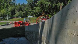 2007년 7월 헌정된 182편 희생자들을 기리는 스탠리 공원의 기념비와 놀이터