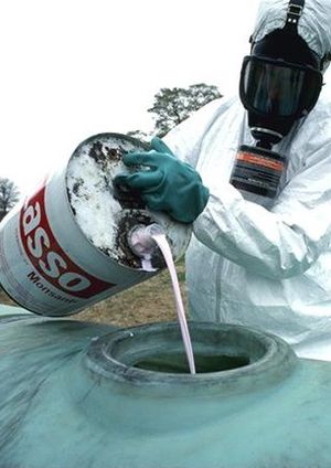 미국 내 위험성이 있는 제초제 살포 준비 작업