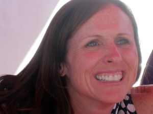 2011년 10월 2일, 틸리 더 트릭스터를 홍보하며 캘리포니아주 오렌지 카운티 어린이 도서 축제에 참석한 섀넌.