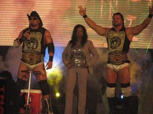 2008년 TNA 라이브 쇼에서 비어 머니, 인크.(제임스 스톰과 로버트 루드)와 함께 있는 무어