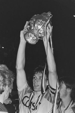 판 바스텐이 1987년 아약스 소속으로 KNVB컵을 들어올리고 있다