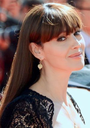 벨루치가 검은색 상의를 입고 미소짓고 있다