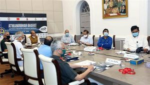 2020년 8월 27일 뉴델리에서 인도 국방 제조업체 협회(SIDM), 인도 상공회의소 연합(FICCI), 국방부(MoD) 국방생산부(DDP)가 공동으로 주최한 아트만니르바르 바라트(Atmanirbhar Bharat) 국방 산업 아웃리치 웨비나에서 연설하는 국방장관 라즈나트 싱(Rajnath Singh). 사진에는 비핀 라왓(Bipin Rawat) 장군, 마노지 무쿤드 나라바네(Manoj Mukund Naravane) 장군, 카람비르 싱(Karambir Singh) 제독, R.K.S. 바다우리아 공군참모총장, 국방차관 아자이 쿠마르, 국방생산 차관, 국방 연구개발부 차관 겸 DRDO 의장 G. 사티쉬 레디(G. Satheesh Reddy)도 함께 있다.