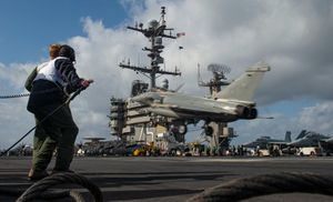 2022년 지중해에서 미 해군 항공모함 해리 S. 트루먼(USS Harry S. Truman, CVN-75)에 착륙하는 프랑스 해군 다쏘 라팔(Dassault Rafale) 라팔 F3-R 전투기. 미국과 프랑스는 모두 NATO 회원국이며 군사적으로 협력하고 있다.