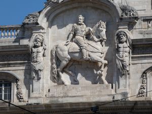 리옹 시청(Hôtel de Ville, Lyon) 정면의 앙리 4세 부조