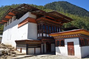 하아(Haa) 지구 우수(Uesu) 게우옥(Gewog)에 있는 락항 카르포(Lhakhang Karpo, 흰 사찰). 7세기에 처음 세워진 것으로 여겨진다.