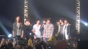 씨엔블루와 FT아일랜드가 2012년 3월 9일 노키아 극장에서 열린 Stand Up 콘서트에서 공연하고 있다.