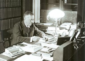 1935년 책상에 앉아 있는 스벤 헤딘