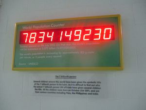 2022년 8월 서요크셔주 할리팩스 유레카!의 세계 인구 시계