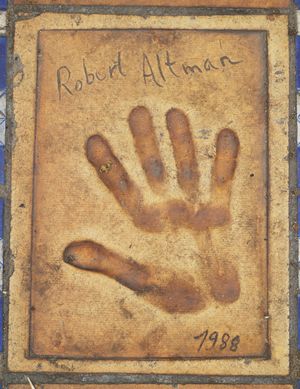 프랑스 칸의 칸 영화제 페스티벌 센터 밖에 있는 올트먼의 손자국