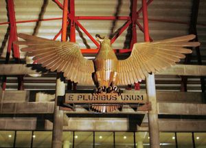 경기장 입구에 있는 벤피카의 엠블럼