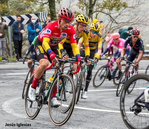 프리모슈 로글리치가 2020 부엘타 아 에스파냐에서 레드 저지(선두 주자 저지)를 입고 있는 모습