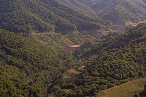 아르메니아 북부 로리 주 테후트(마을) 구리-몰리브덴 광산의 광미 저장소 위치