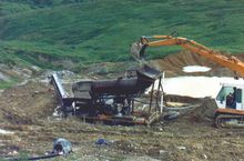 알래스카주 블루 리본 사금 채취 광산. 금을 포함한 모래와 자갈을 광석 체에 넣고 있는 모습