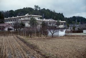 교토부 단고시 사노초등학교(京丹後市立佐濃小学校). 2014년 3월 폐교되어 교사는 없어지고, 사노 운동장(佐濃グラウンド)이 되었다.