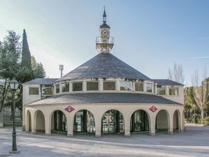 옛 8호선(현재 10호선)의 Lago 역은 지하철 네트워크에서 드물게 지상에 위치한 역 중 하나이다.