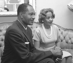 시의회에 선출된 후 부인 에셀 여사와 함께 (1963년)